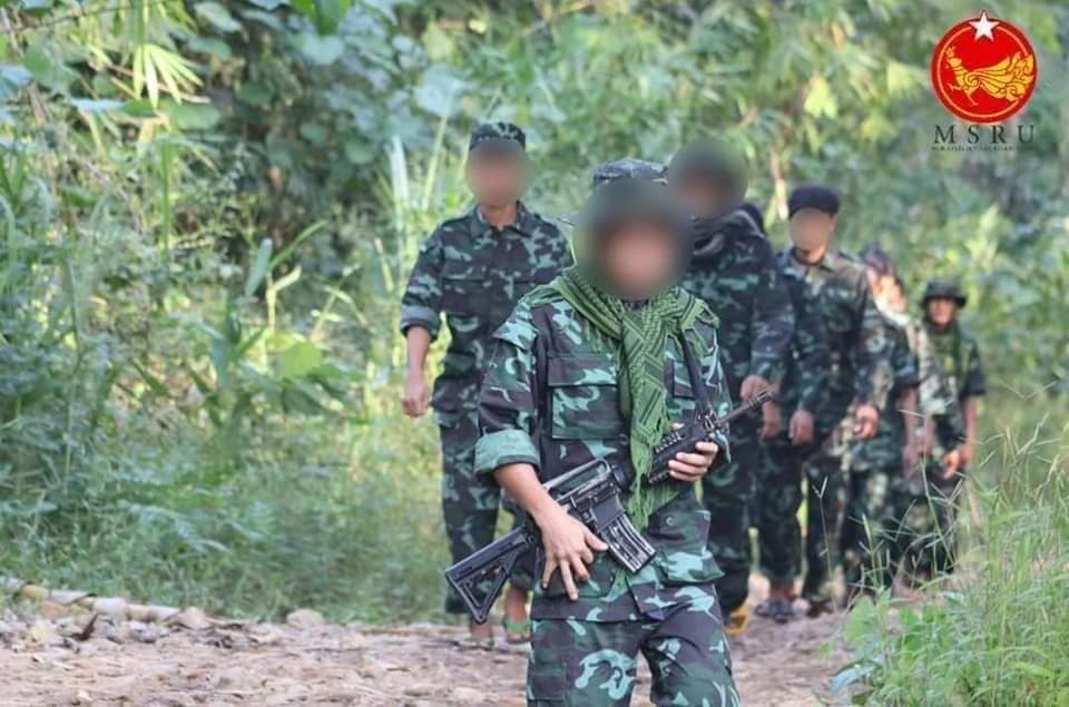 ရေးမြို့နယ်တွင် ရဲတပ်ဖွဲ့ဝင် ၂ ဦး သေနတ်ဒဏ်ရာဖြင့် ခြံတွင်း တနေရာမှာ သေဆုံးနေ