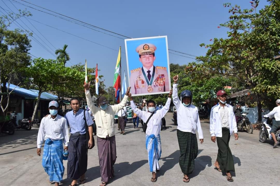 ကျိုက်လတ်တွင် တပ်ထောက်ခံပွဲ မလိုက်သူများထံမှငွေကောက်ခံပြီး ဆန္ဒပြသူများကို နေ့စားခ ပြန်ပေး