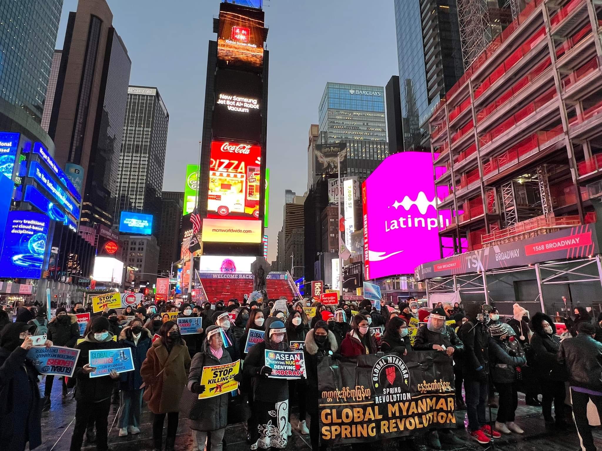 နယူးယောက်မြို့ Times Square တွင်ကျင်းပသည့် စစ်အာဏာသိမ်းမှု ၁ နှစ်ပြည့် ဆန့်ကျင်ကန့်ကွက်ရှုတ်ချပွဲ (ဓာတ်ပုံ)