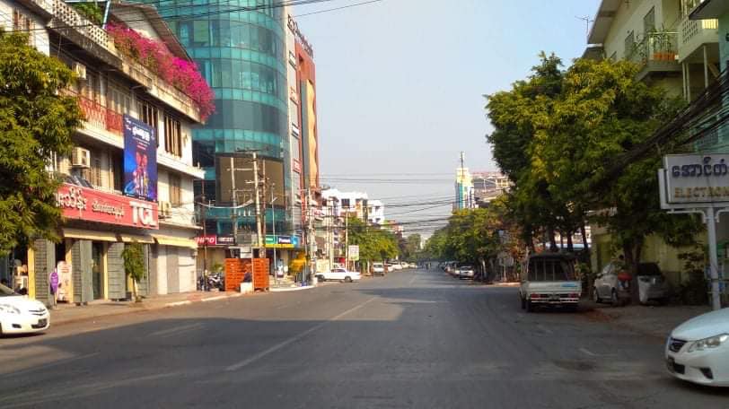 မန္တလေးတွင် ဈေးဆိုင်များ ဖိအားပေးဖွင့်ခိုင်းသော်လည်း လူမစည်၊ အသံတိတ်သပိတ်တွင် ပြည်သူအများပါဝင်