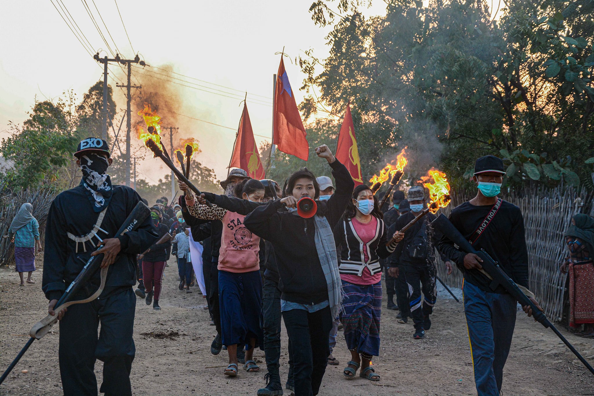 လက်ပံတောင်းတောင်ဒေသ စစ်အာဏာရှင်ဆန့်ကျင်ဆန္ဒပြပွဲကို  PDF ဝန်းရံ   (ဓာတ်ပုံ)