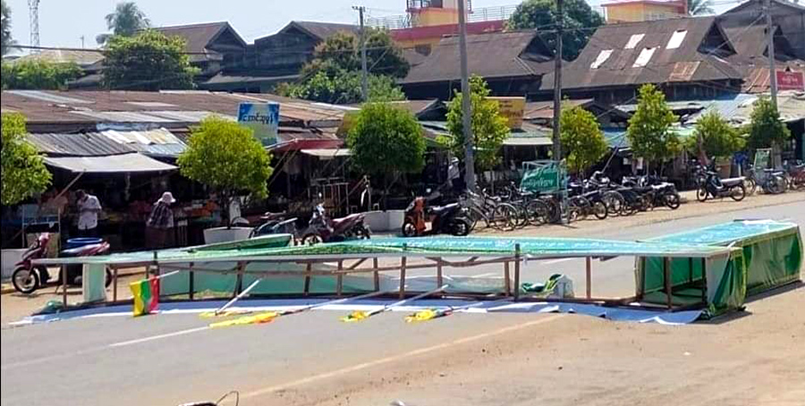 ဒိုက်ဦးမြို့က လမ်းဖွင့်ပွဲအတွက် ပြင်ထားသည့် ဆိုင်းဘုတ် Silent Strike နေ့တွင် ပြိုလဲကျ