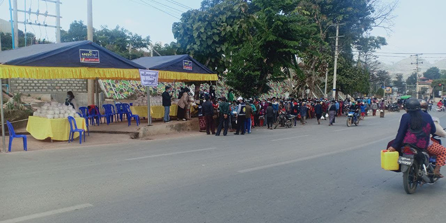 လားရှိုးတွင် ဆန်အလှူပေးပြီး လူစည်ကားအောင်ပြုလုပ်