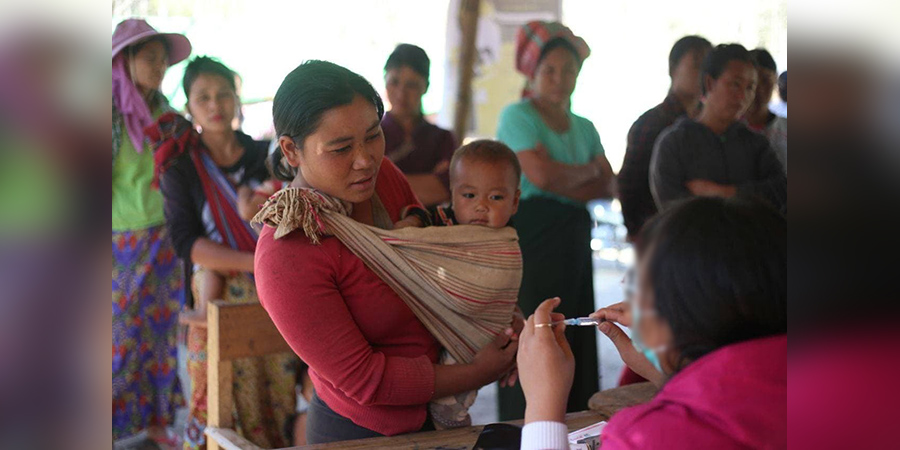 ဒီးမော့ဆို စစ်ရှောင်စခန်းက ကျန်းမာရေးမကောင်းသူများကို တော်လှန်ရေးအဖွဲ့က ဆေးကုသပေး (ဓာတ်ပုံ)