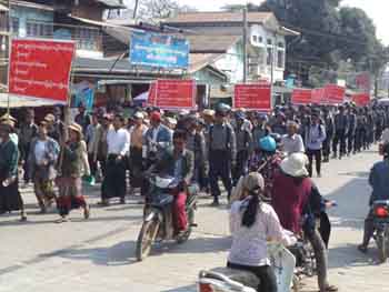 အေျခခံဥပေဒျပင္ဆင္ေရး ဟသၤာတတြင္ ဆႏၵျပ