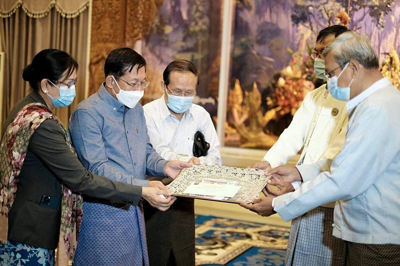 အာဏာသိမ်းစစ်ခေါင်းဆောင် ပျူမြို့ဟောင်းနှင့် မကွေးမြသလွန်ဘုရား ဖူးမြော် (ဓာတ်ပုံ)