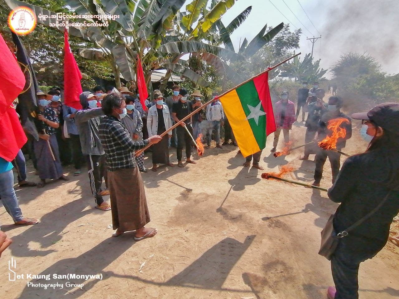 မုံရွာအမြင့်လမ်း ဒေသခံများ ပြည်ထောင်စုကို ကိုယ်စားမပြုသည့် မြန်မာနိုင်ငံအလံကိုမီးရှို့ဆန္ဒပြ