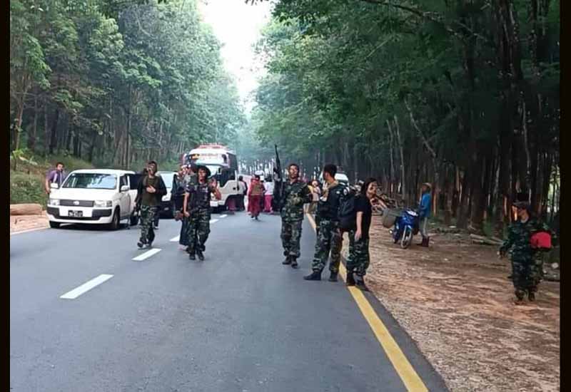 ရေးမြို့နယ်တွင် PDF ပူးပေါင်းအဖွဲ့က ခရီးသွားပြည်သူများနှင့် တွေ့ဆုံမိတ်ဆက်