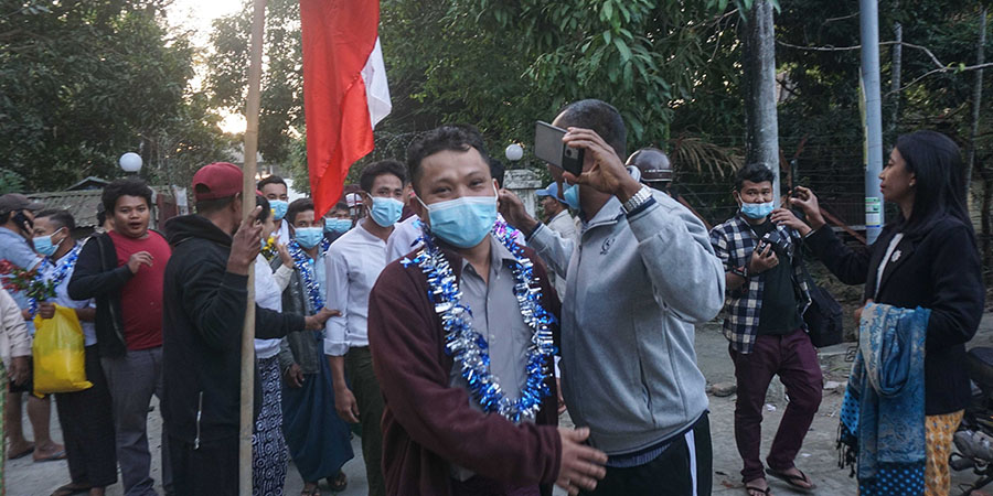 အာဏာသိမ်းစစ်ကောင်စီက အေအေနှင့်ဆက်စပ်သူ ၃၃ ဦးသာပြန်လွှတ် (ဓာတ်ပုံသတင်း)