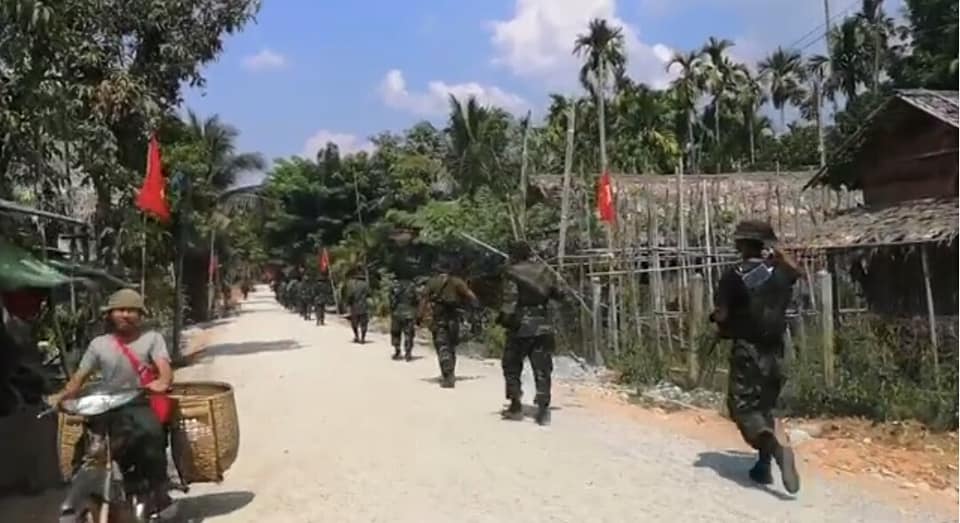 ရေးမြို့နယ်တွင်  PDF တပ်ဖွဲ့ဝင်များ လှည့်လည်အင်အားပြ