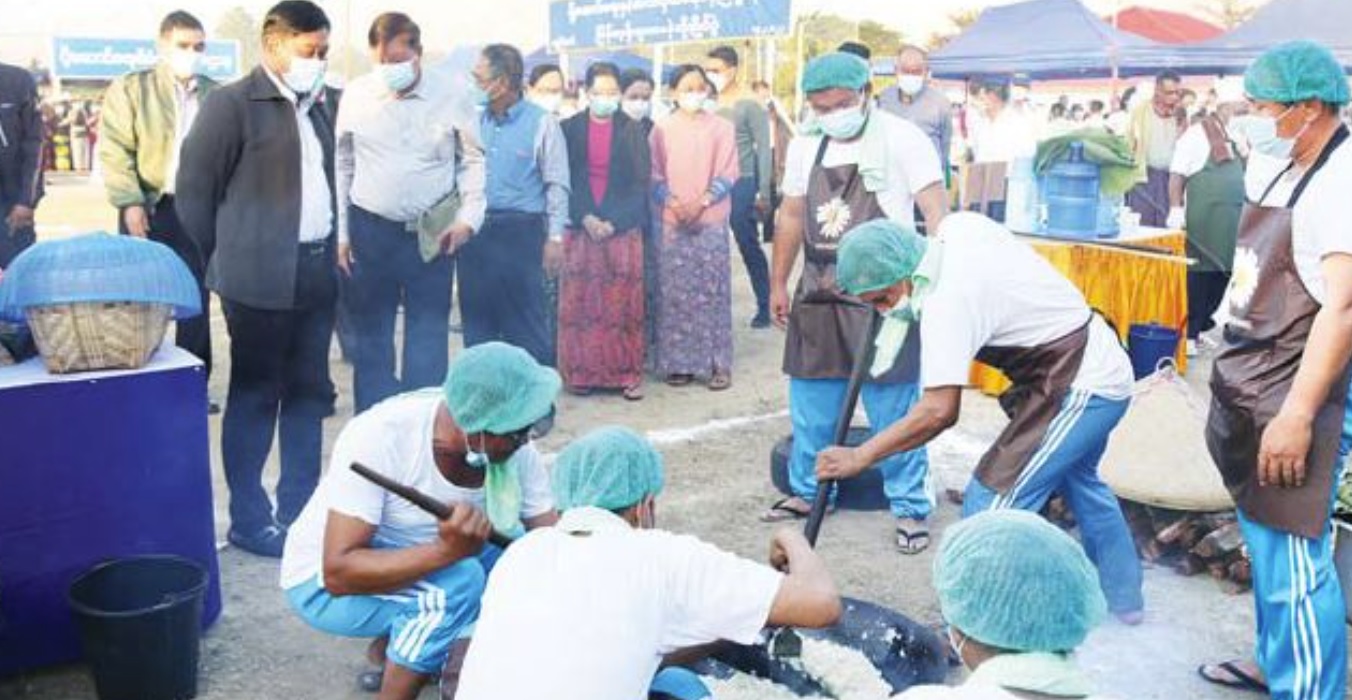 ကိုဗစ်ရောဂါကူးစက်မှုမြင့်တက်နေချိန် စစ်ကောင်စီဝန်ကြီးများ အပြိုင်အဆိုင် ထမနဲထိုးပွဲကျင်းပနေ
