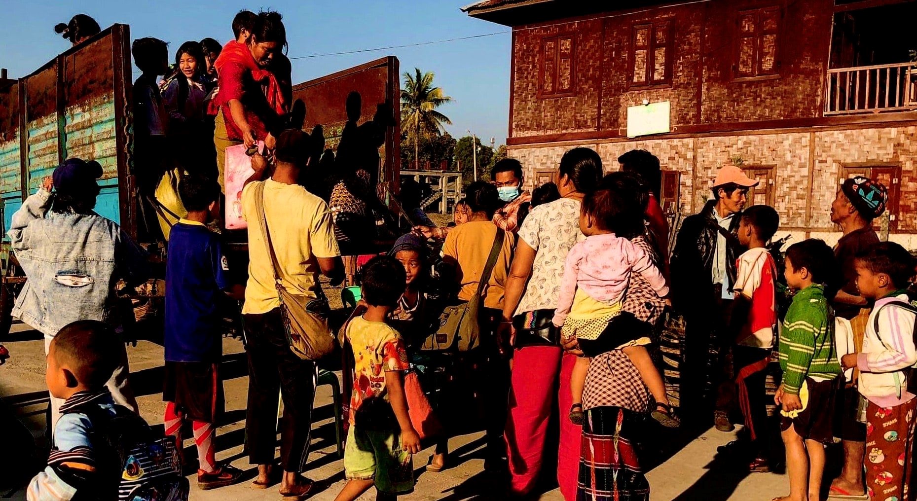 မိုးမောက်မြို့နယ်၌ ကေအိုင်အေနှင့် စစ်ကောင်စီတပ် တိုက်ပွဲဖြစ်၊ ပြည်သူများ စစ်ဘေးရှောင်