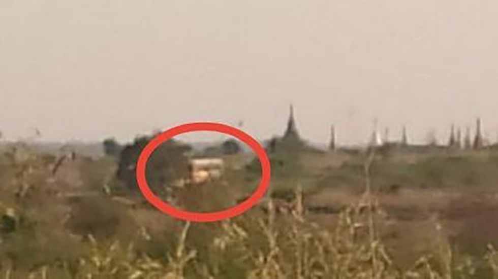 မုံရွာ-ပုသိမ်လမ်းပေါ်တွင် စစ်ကောင်စီတပ်ဖွဲ့ဝင်များစီးလာသည့် မှန်လုံကား မိုင်းဆွဲတိုက်ခိုက်ခံရ
