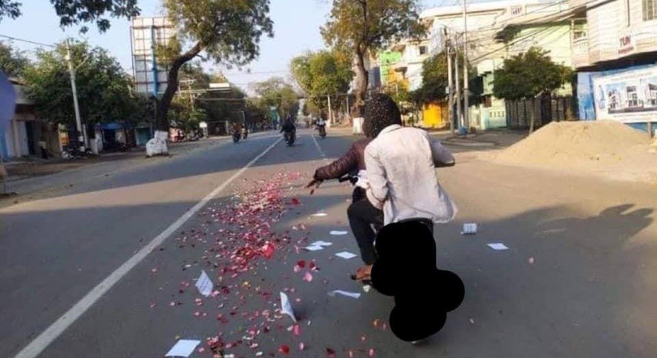 “ပြန်လည်စုရုံး ၂ ခြောက်လုံး” မုံရွာသပိတ်ကို စစ်ကောင်စီတပ်က ကားဖြင့်တိုက် အကြမ်းဖက်ဖြိုခွင်း