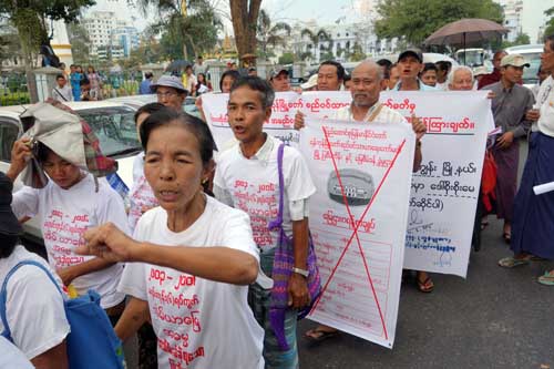 သမီးကေလးေက်းရြာသားမ်ား ဆႏၵျပ (ဓာတ္ပုံ)