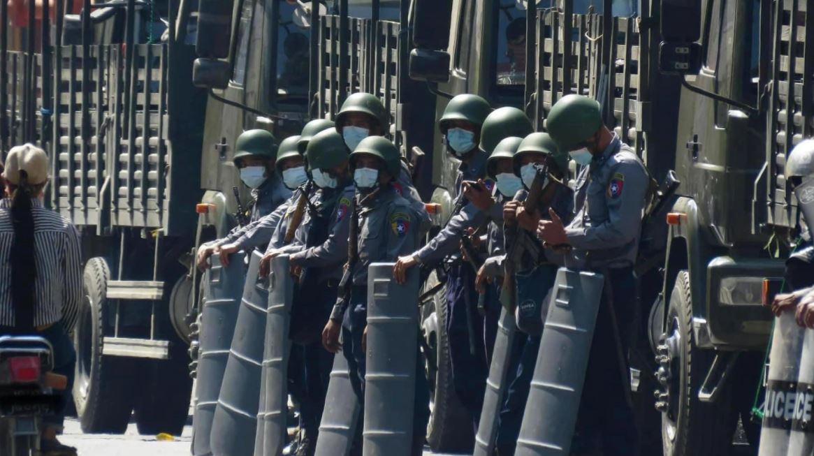 မန္တလေးတွင် စစ်တပ်စစ်ဆေးရေးဂိတ်နှင့်  စစ်ကား ဗုံးဖောက်ခွဲခံရ