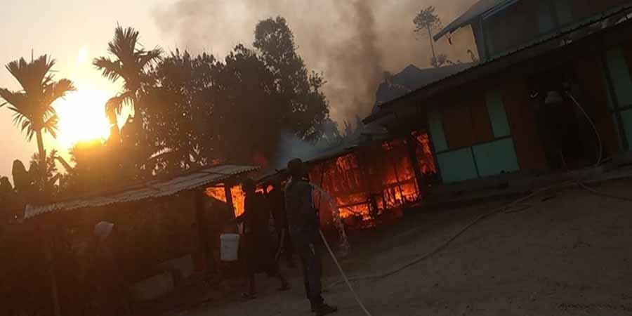 ယင်းမာပင်မြို့နယ်၌ စစ်​ကောင်စီတပ်က ပစ်ခတ်သည့် လက်နက်ကြီး​ကြောင့် ​လူနေအိမ် မီး​လောင်