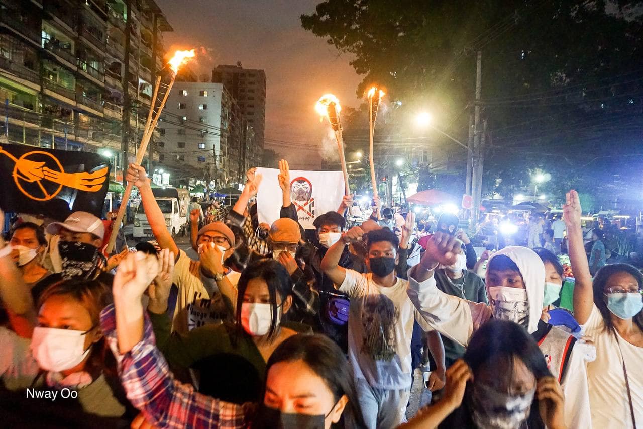 မြန်မာ့ဂုဏ်ရည်လမ်း မီးတုတ်သပိတ်ကို စစ်အုပ်စုက အကြမ်းဖက်ရိုက်နှက်ဖြိုခွင်း၊ ၆ ဦးခန့်ဖမ်းဆီးခံရ