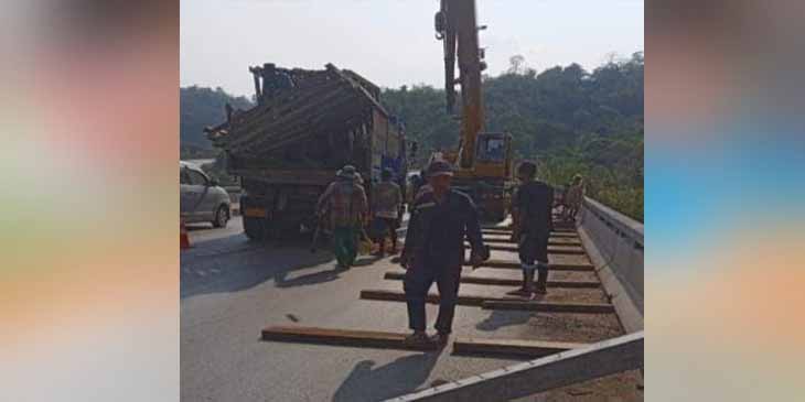 ကော့ကရိတ်- မြဝတီလမ်းပိုင်း တံတားမိုင်းခွဲခံရ၊ ကုန်တင်ယာဉ်များ ဖြတ်သန်းခွင့်  ၃ ရက်ပိတ်