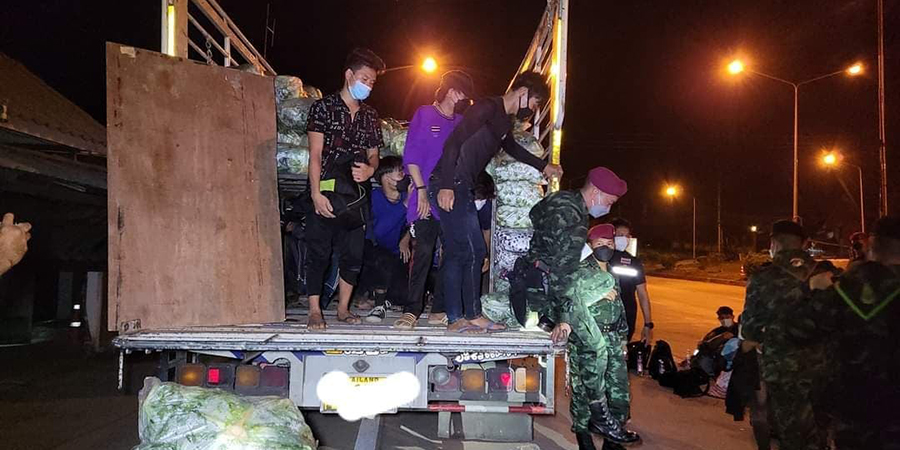 မဲဆောက်တွင် ဂေါ်ဖီထုပ်များအောက်ပုန်းအောင်းပြီး ကုန်တင်ကားပေါ်လိုက်ပါလာသည့် မြန်မာ ၅၀ ကျော် ဖမ်းမိ