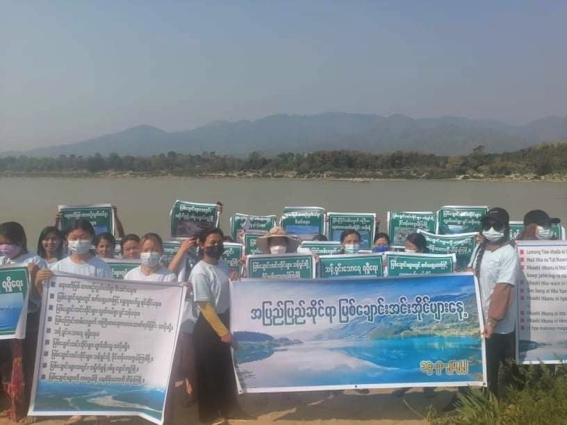 မြစ်ဆုံတွင် စက်ယန္တရားများဖြင့် ရွှေတူးဖော်မှု ရပ်တန့်ရန်  ဒေသခံများ ဆန္ဒပြတောင်းဆို