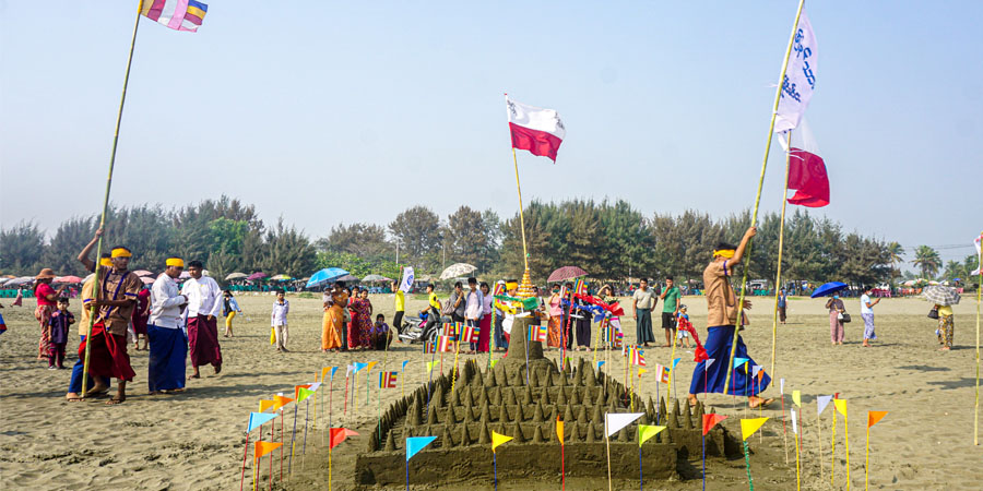 ရခိုင်ရိုးရာ သျှစ်သောင်းမြောက်ပွဲတော်ကို စစ်တွေ ပွိုင့်ကမ်းခြေတွင် ကျင်းပ (ဓာတ်ပုံ)