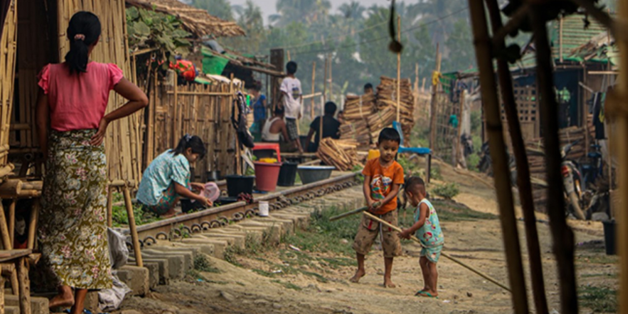 ကျောက်တော်မြို့ပေါ်ရှိ ဘောလုံးကွင်း စစ်ရှောင်စခန်းတွင် အိမ်သာလိုအပ်နေ (ဓာတ်ပုံ)