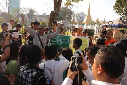 မိုးထိမိုးမိေရႊလုပ္သားမ်ား ဆႏၵျပ