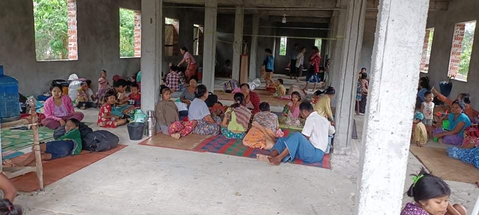 မုန်တိုင်းဘေးလွတ်ရာနေရာတွင် ခိုလှုံနေကြသည့် ဧရာဝတီတိုင်းက ပြည်သူများ (ဓာတ်ပုံ)