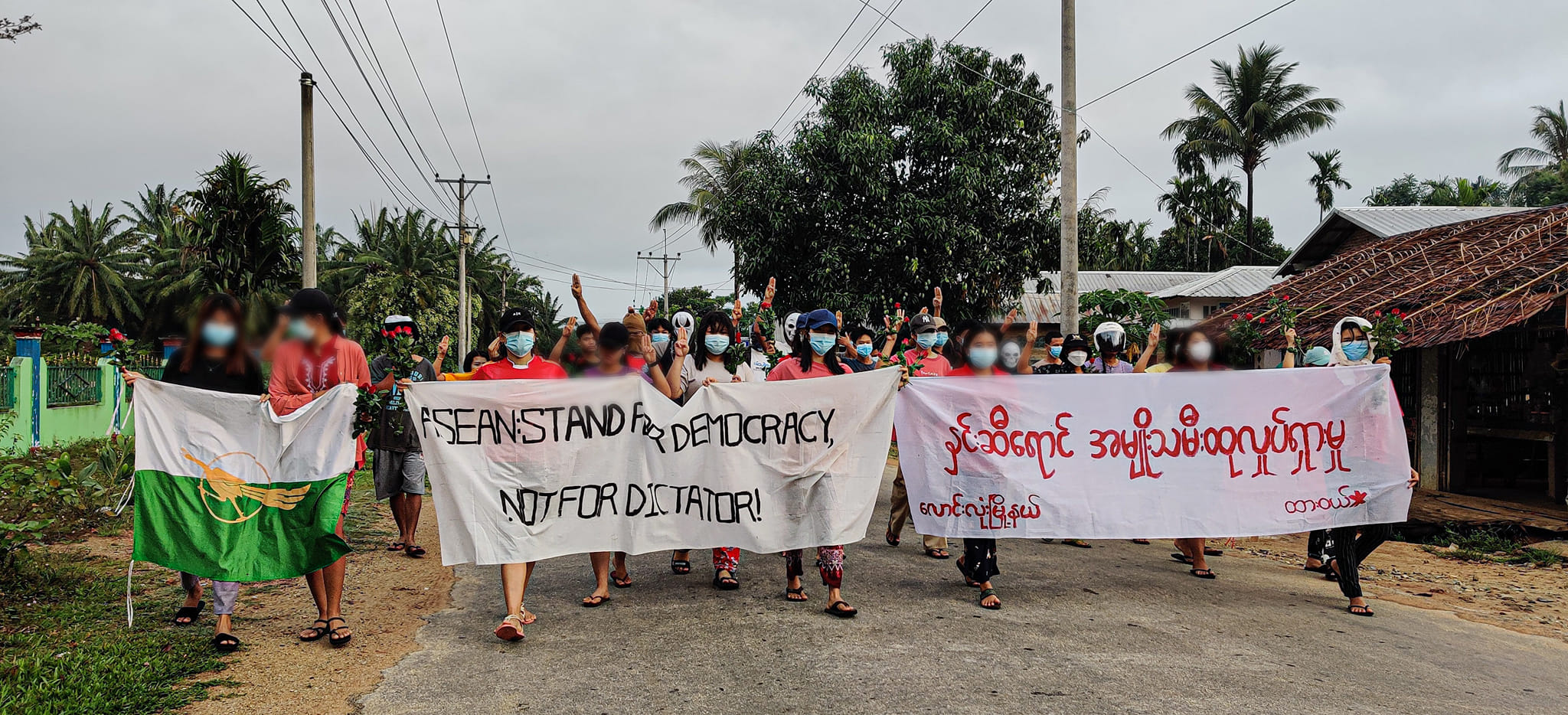 လောင်းလုံးမြို့နယ်တွင် စစ်အာဏာရှင်ဆန့်ကျင်ရေး နှင်းဆီရောင် အမျိုးသမီးထုလှုပ်ရှားမှု ပြုလုပ်
