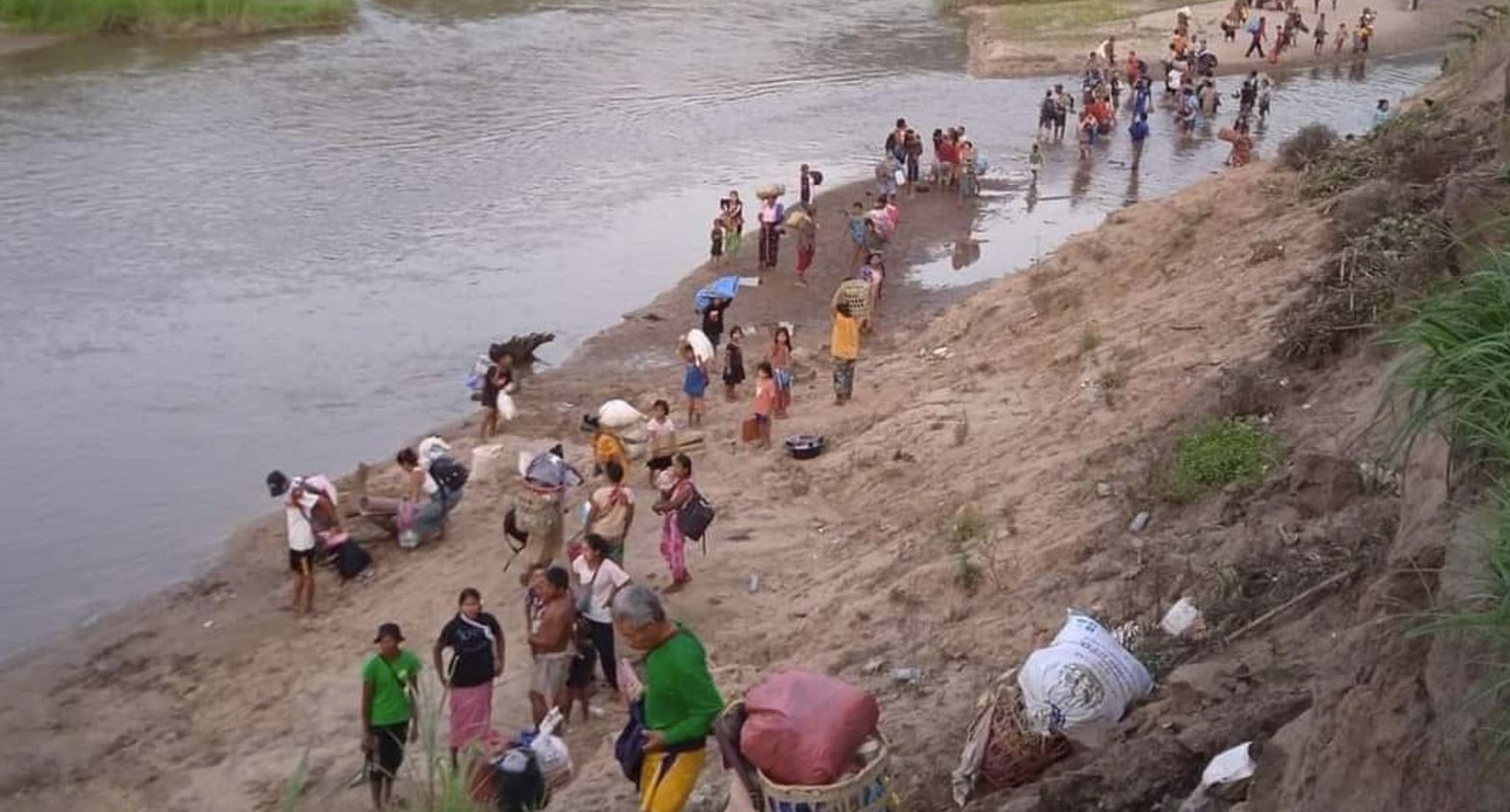 ဖလူးလေးရွာအနီးက စစ်ဘေးဒုက္ခသည်များ သောင်ရင်းမြစ်ကိုဖြတ်ကူးပြီး ထပ်မံစစ်ဘေးရှောင်