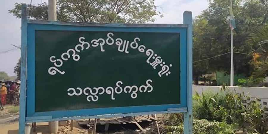 မုံရွာမြို့ပေါ်တွင် စစ်ဆေးရေးလုပ်နေသည့် စစ်ကောင်စီတပ် လက်ပစ်ဗုံးဖြင့် ပစ်ခတ်ခံရ