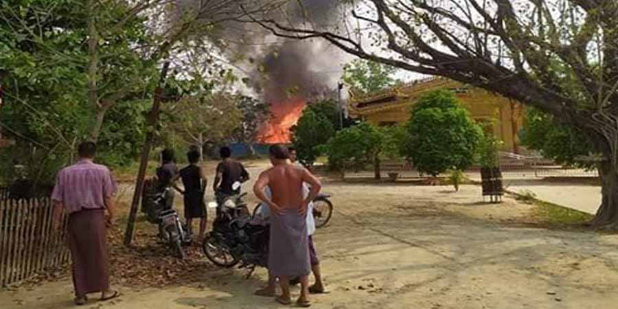 ရွှေဘိုမြို့ပေါ်က စစ်ကောင်စီချိပ်ပိတ်ထားသည့် ရှေ့နေတဦး၏နေအိမ် မီးလောင်
