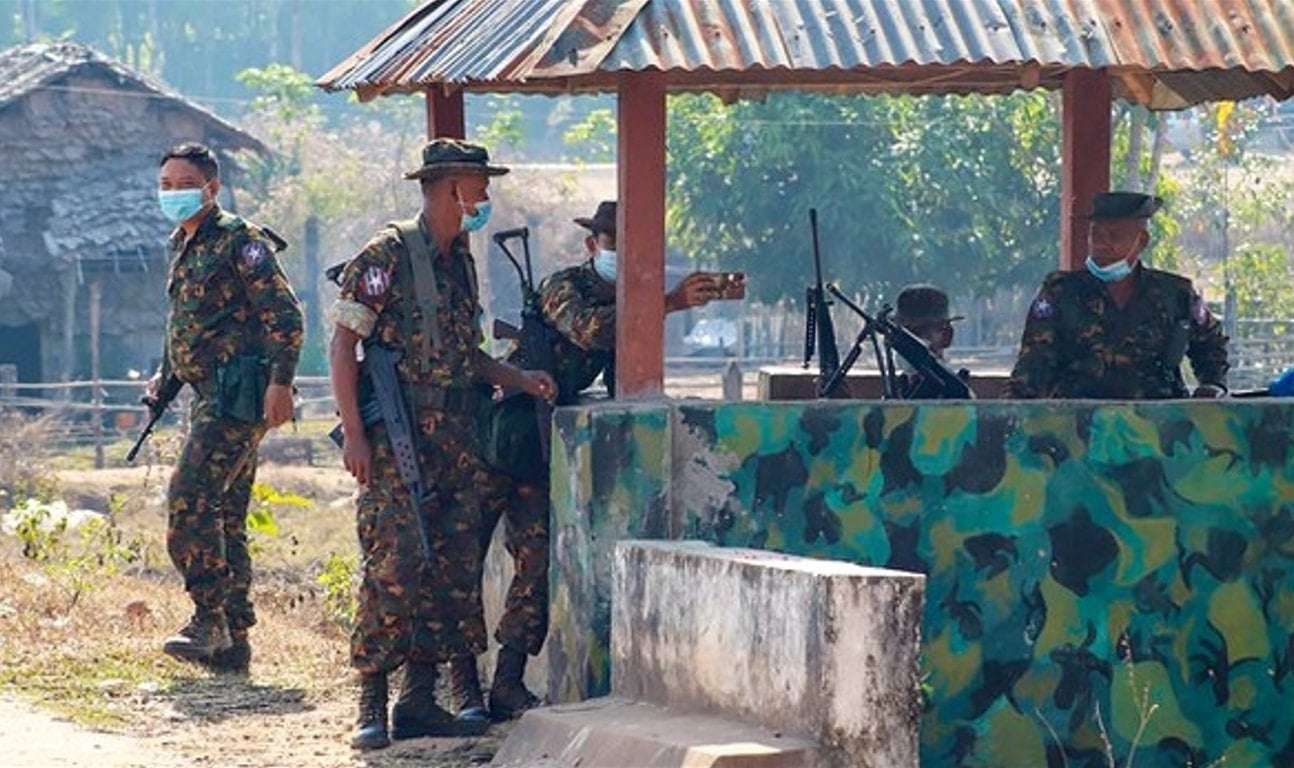 ဘုရားသုံးဆူမြို့နယ်ခွဲ စစ်တပ်စခန်းရှေ့မှ သတ်မှတ်ချိန်လွန် ဖြတ်သန်းသူများကို ပစ်သတ်မည်ဟု ခြိမ်းခြောက်