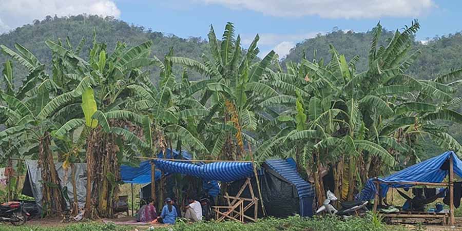 ကော့ကရိတ်တိုက်ပွဲတွင် စစ်တပ်က လက်နက်ကြီးများပစ်ခတ်မှုကြောင့် ဒေသခံများ ထိုင်းဘက် ထွက်ပြေး