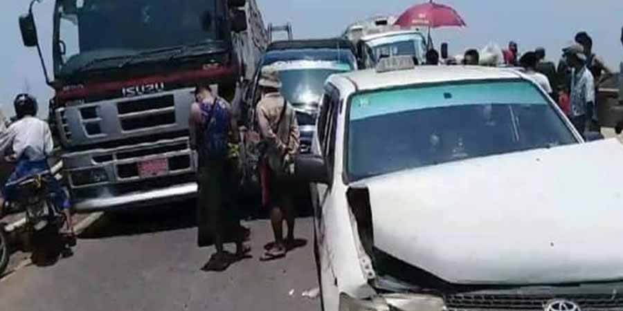 တွံတေးတံတားအဆင်းတွင်  ကား ၆ စီး ဆင့်တိုက်ပြီး လမ်းပိတ်နေ