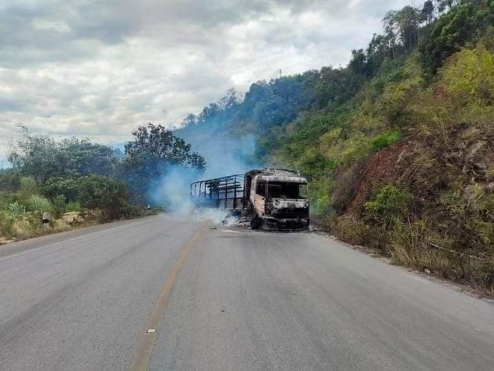 ကော့ကရိတ်-မြဝတီ အာရှလမ်း ယာယီပိတ်ထားသော်လည်း ကုန်တင်နှင့် ခရီးသည်တင်ယာဥ်အချို့ အရဲစွန့်သွားလာနေ