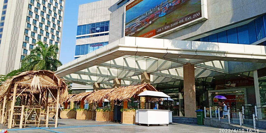 သပိတ်မှောက်ခံထားရသည့် မြန်မာပလာဇာတွင် သင်္ကြန် ညဈေးတန်းဖွင့်