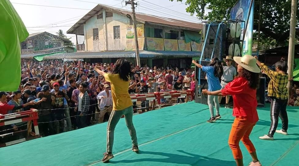 ကျောင်းကုန်းမြို့ ဗဟိုမဏ္ဍပ်တွင် ဗုံးပေါက်ကွဲပြီး  ၄ ဦး ဒဏ်ရာရ