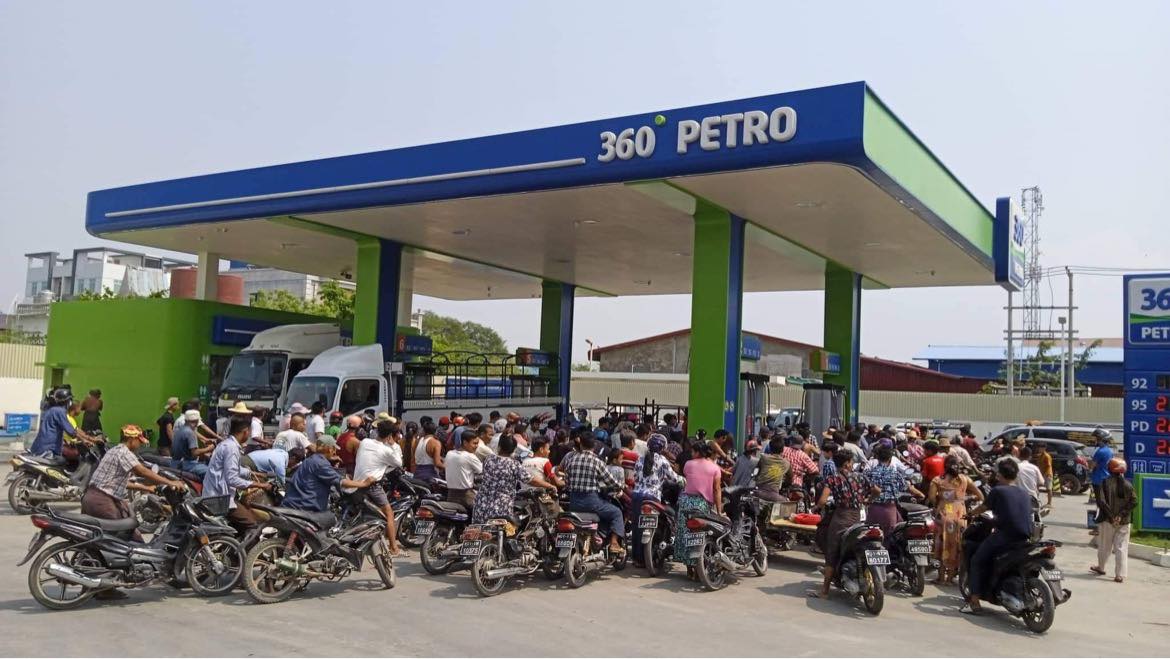 ရန်ကုန်နှင့် မန္တလေးရှိ  ဓာတ်ဆီဆိုင်များတွင် ကားနှင့်ဆိုင်ကယ်များ ဆီထည့်ရန် တန်းစီနေရ