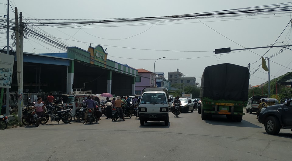မန္တလေးက စက်သုံးဆီဆိုင်များတွင်  အလုအယက်ဝယ်ယူနေ