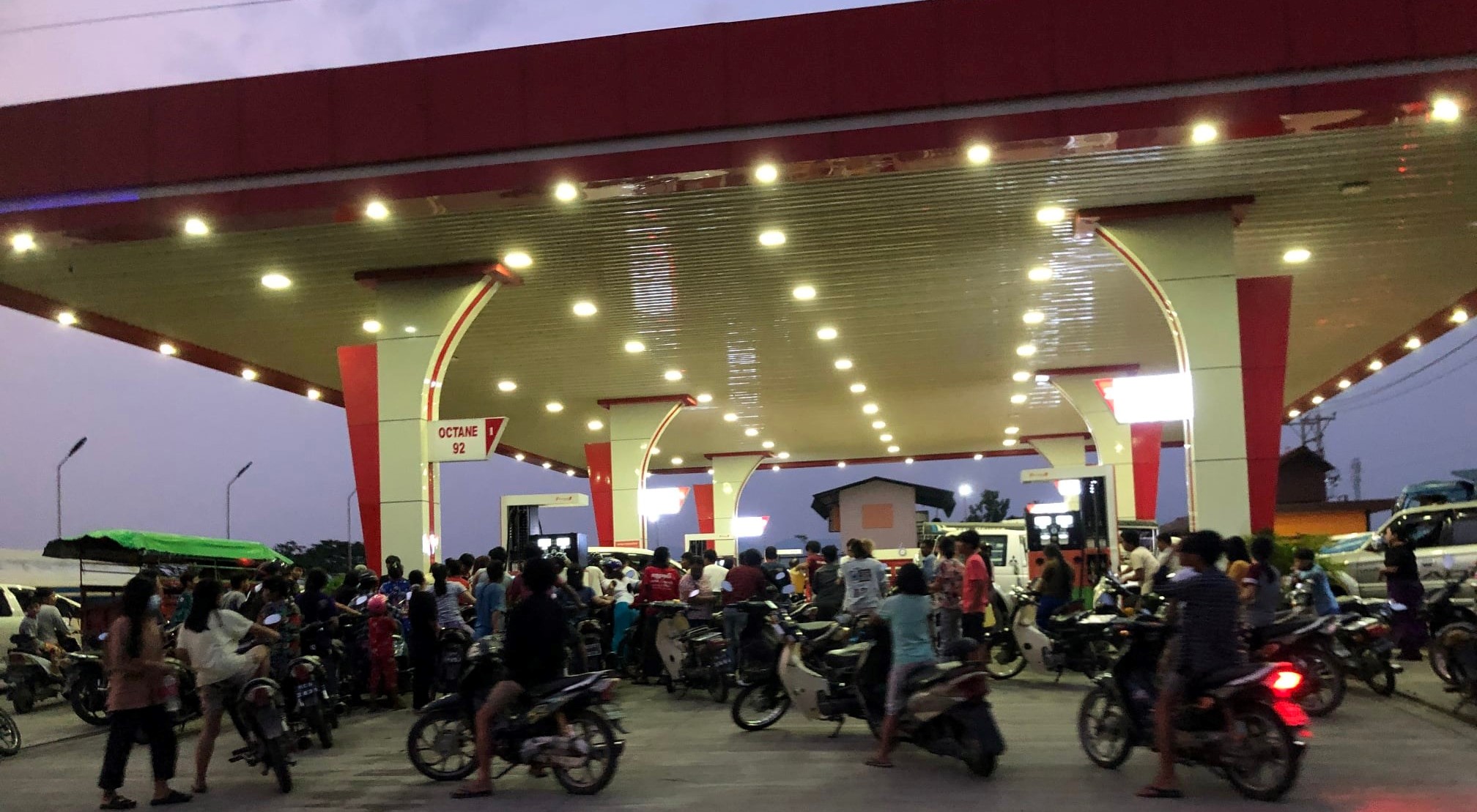 မြစ်ကြီးနားတွင် ဓာတ်ဆီဆိုင်အချို့ပိတ်၊ ဖွင့်ထားသည့်ဆိုင်များ၌ ညအချိန်အထိ တန်းစီဝယ်ယူနေ