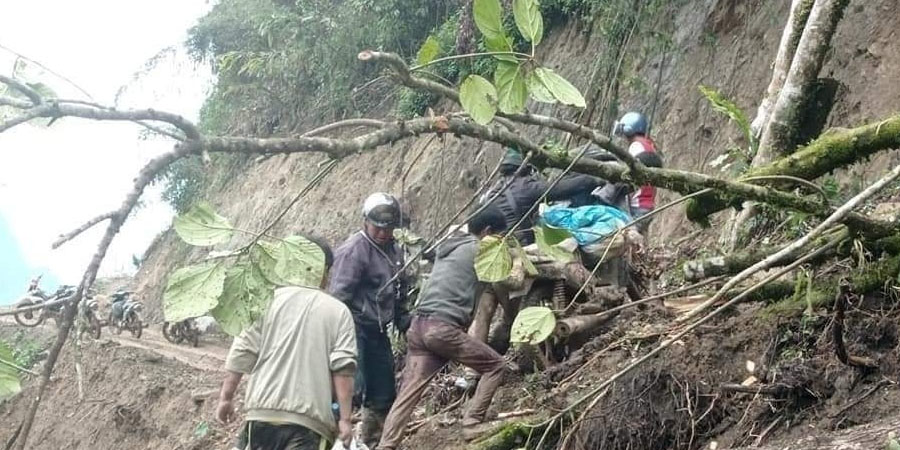 မိုးသည်းထန်မှုကြောင့် ပူတာအိုခရိုင်တွင်း မြေပြိုပြီး သွားလာရေးခက်ခဲ