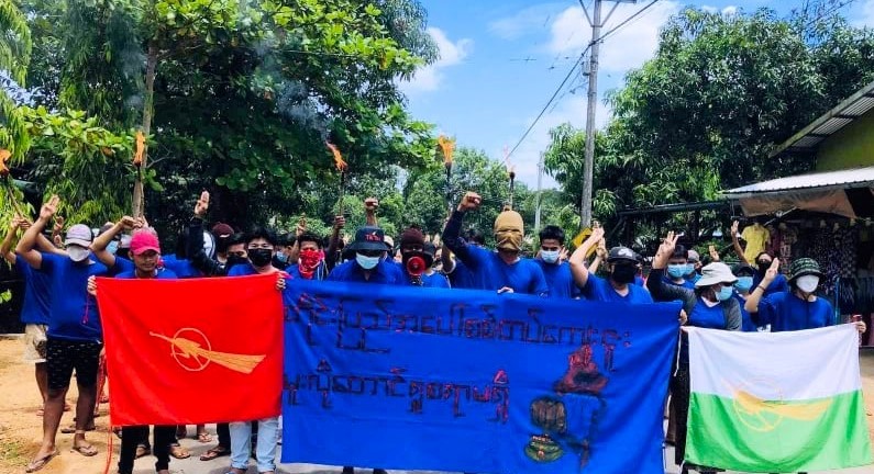 နိုင်ငံရေးအကျဥ်းသားများလွတ်မြောက်ရေး လောင်းလုံးမြို့နယ်တွင် ဆန္ဒပြ (ဓာတ်ပုံ)
