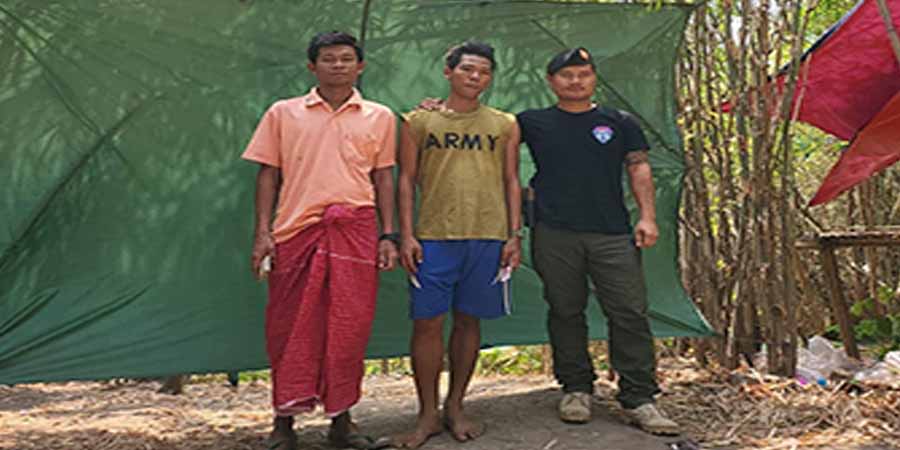 ရှေ့တန်းရောက် စစ်ကောင်စီတပ်သား ၂ ဦး ပြည်သူ့ရင်ခွင်ခိုလှုံ အလင်းဝင်