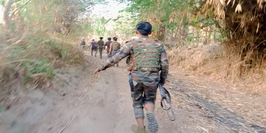 ထီးလင်းမြို့နယ်၌ စစ်တပ်က သံဃာအပါအဝင် ပြည်သူ ၂၀ ခန့်ကို ဓားစာခံအဖြစ်ဖမ်းဆီး၊ သတ်ပစ်မည်ဟု ခြိမ်းခြောက်