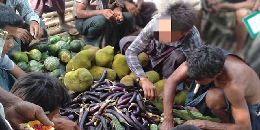ရွာလုံးကျွတ်မီးရှို့ခံရသည့်ကျောက်အိုးရွာကို ပြည်သူ့ကာကွယ်ရေးတပ်များ စားနပ်ရိက္ခာ ထောက်ပံ့