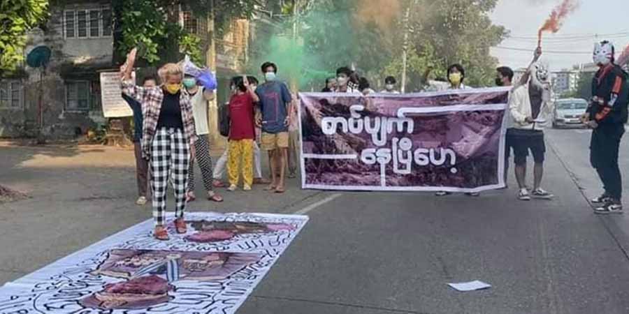 တပ်ပျက်နေပြီဟေ့ ကြွေးကြော်သံဖြင့် မင်းအောင်လှိုင်ပုံကို ချနင်းပြီး ချီတက်ဆန္ဒပြ (ဓာတ်ပုံ)
