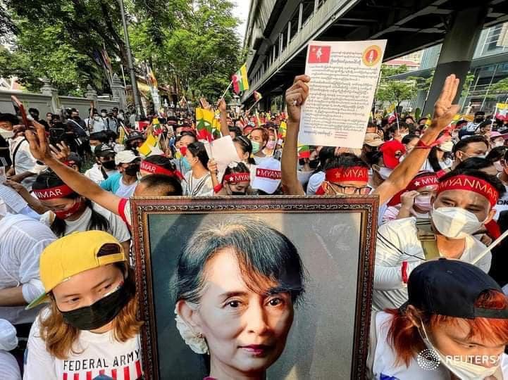 သမ္မတဦးဝင်းမြင့်နှင့် နိုင်ငံတော်အတိုင်ပင်ခံပုဂ္ဂိုလ် ဒေါ်အောင်ဆန်းစုကြည်တို့ လွတ်မြောက်ရေး ဘန်ကောက်မြို့တွင် ဆန္ဒပြ