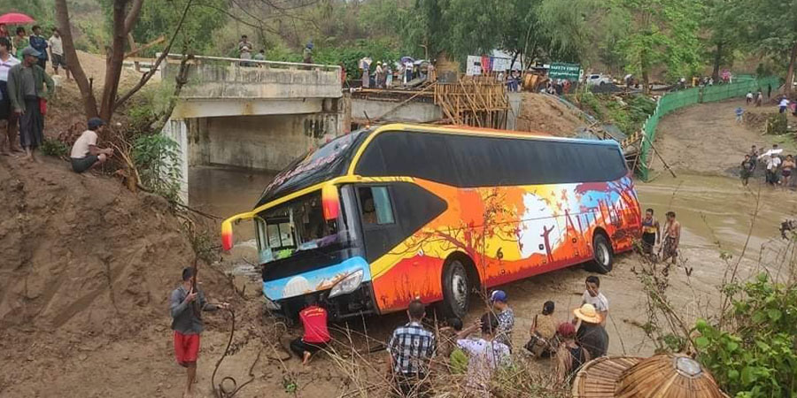 မြို့သစ်မြို့နယ်၌ တောင်ကျချောင်းရေကျပြီး  ခရီးသည်တင်ဘတ်စ်ကား လမ်းချော်
